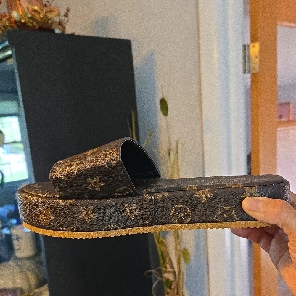 Women Brown Patterned Slides. ⭐️✨️ PRE LOVED   ⭐️ ✨️     SIZE 42 - Picture 6 of 9